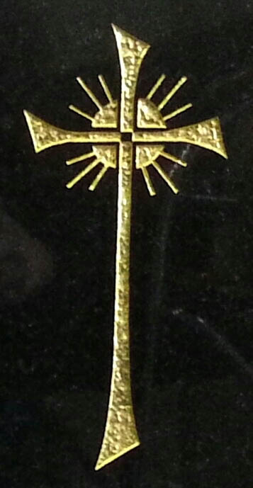 Design de croix en or avec un soleil en fond